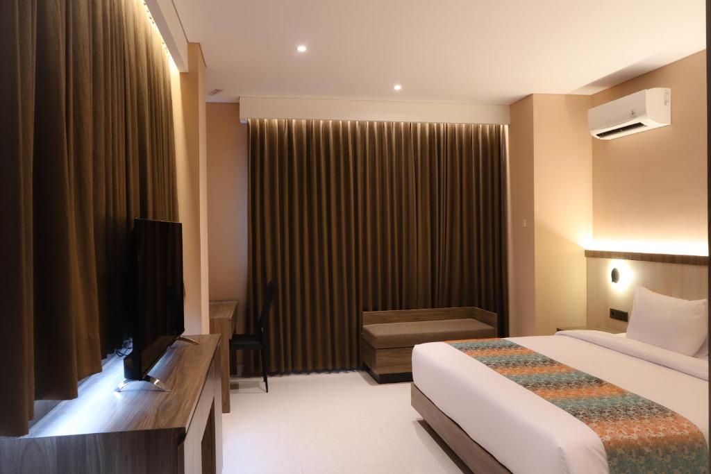 Postel nebo postele na pokoji v ubytování Eno Front One Hotel Semarang