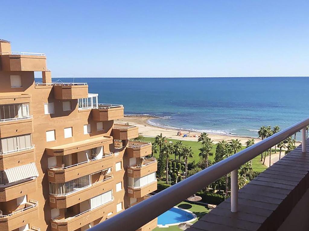 El BorseralにあるApartamentos Vistamar Marina D'Or 1º línea 3000のビーチの景色を望むバルコニーが備わる客室です。