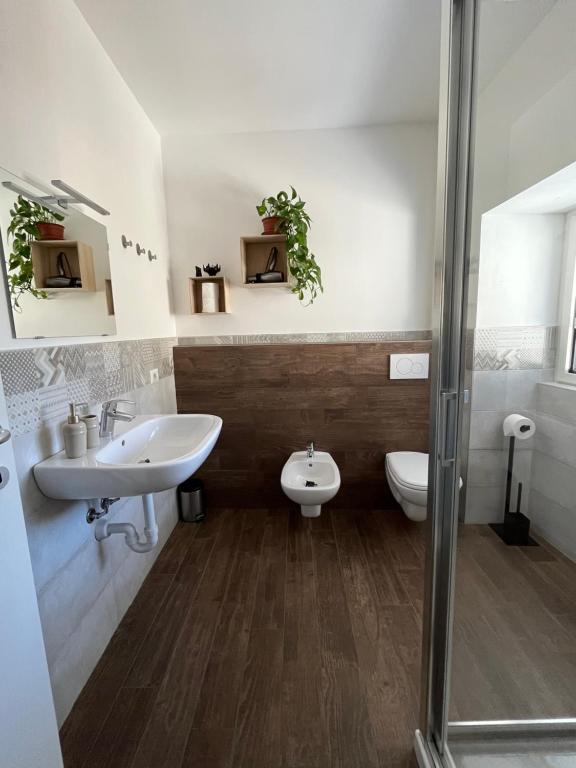 La salle de bains est pourvue d'un lavabo et de toilettes. dans l'établissement Sotto al Bosco B&B e Azienda Agricola, à Dubino
