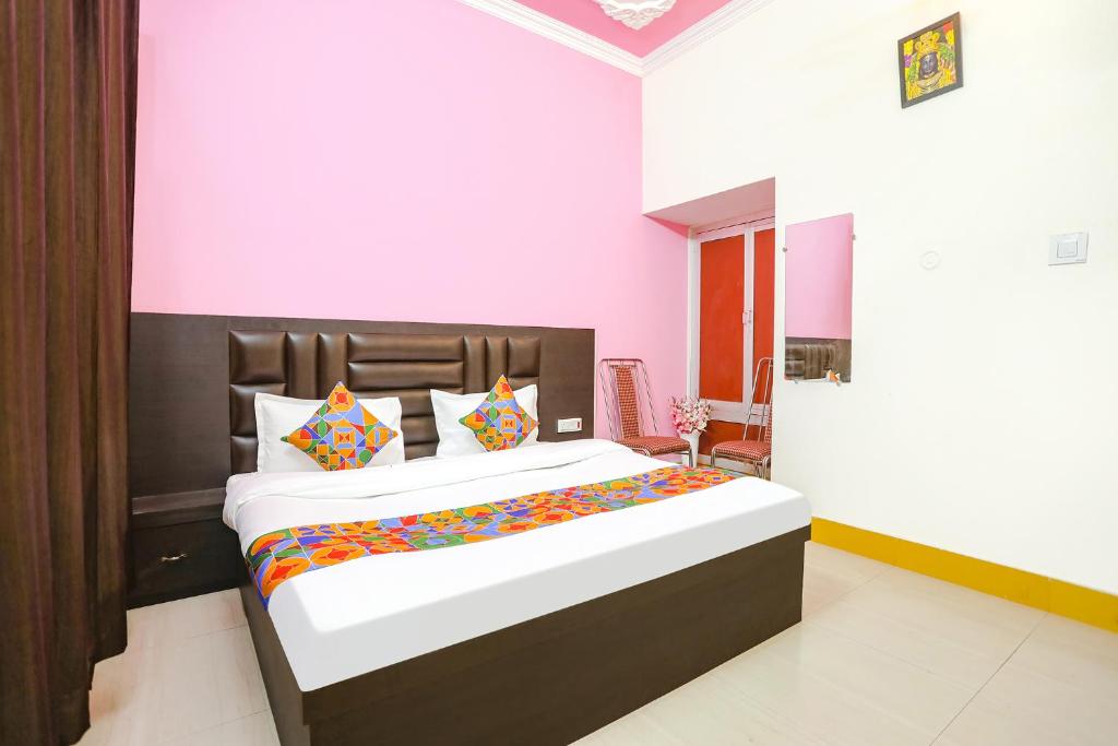 1 dormitorio con 1 cama grande en una habitación en FabHotel Madhuri Annex, en Ayodhya