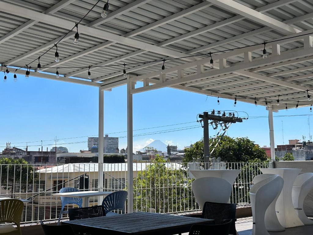 eine Terrasse mit einem Tisch und Stühlen unter Markise in der Unterkunft Villa Verona in Guatemala