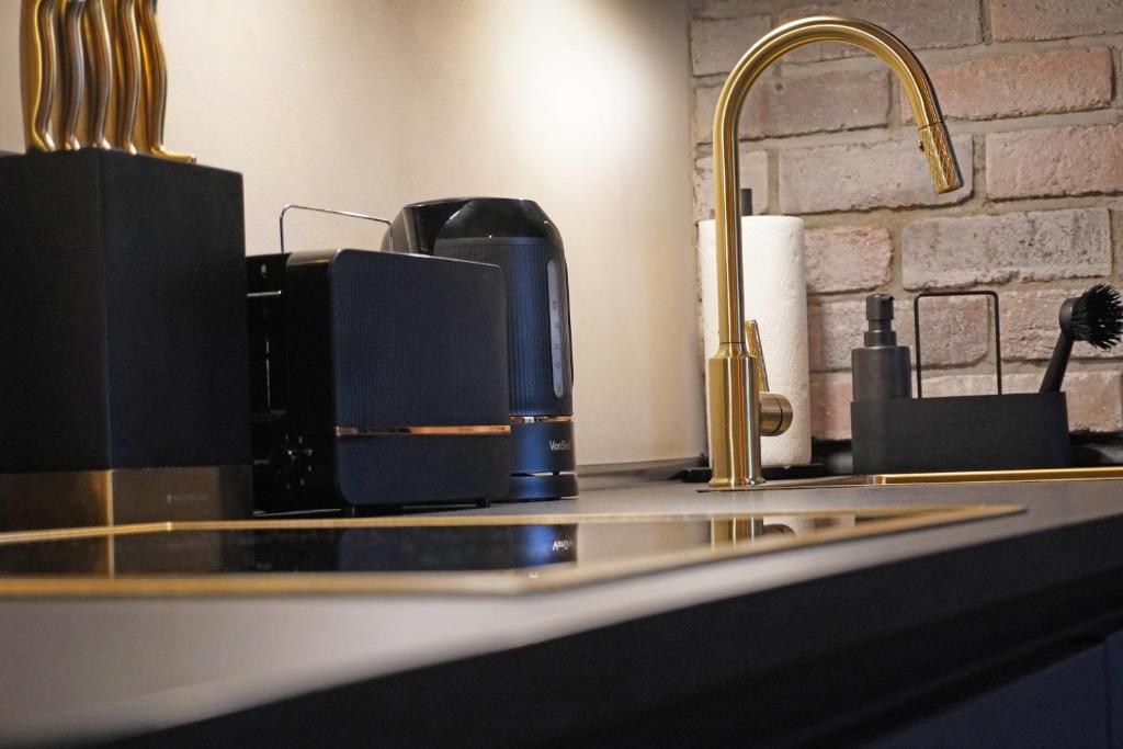 Příslušenství pro přípravu čaje a kávy v ubytování Black Suite 4 Luxus in Alsternähe