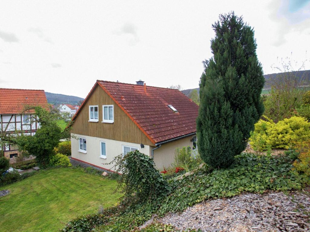ホムベルクにあるLarge detached holiday home in Hesse with private garden and terraceの赤屋根の家