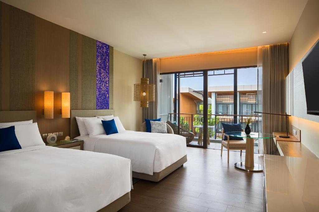 Renaissance Pattaya Resort & Spa - Guest Room Balcony Resort