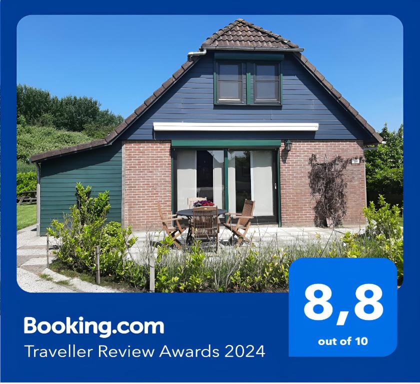 una casa con un cartel que lee los premios de revisión de viajes en Ruime vrijstaande vakantiewoning aan Veerse meer, 6 persoons, en Wolphaartsdijk