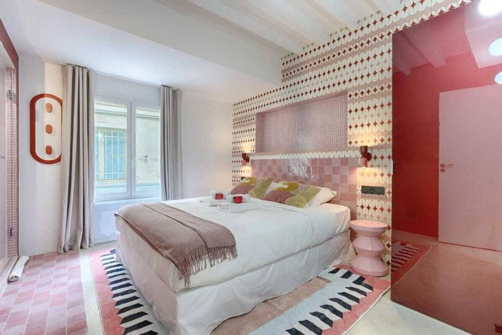 une chambre avec un grand lit et une grande fenêtre dans l'établissement Les Halles - Luxurious & colorful 4BD for 16 guest, à Paris