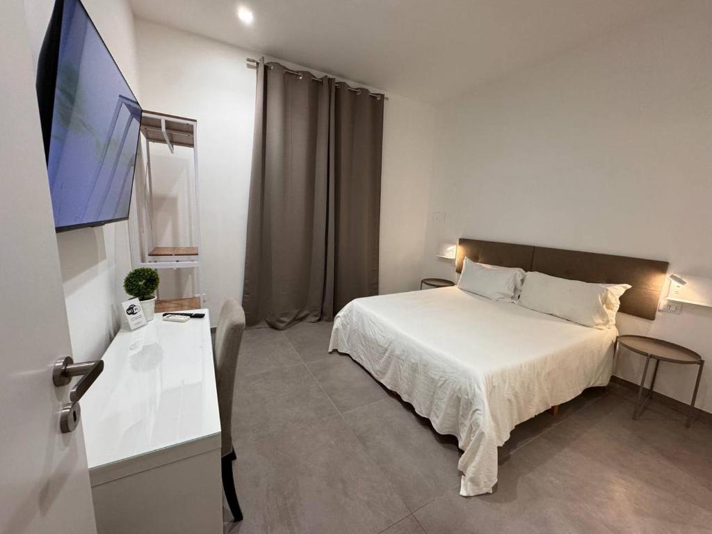 um quarto com uma cama e uma televisão de ecrã plano em Palermo Inn em Palermo