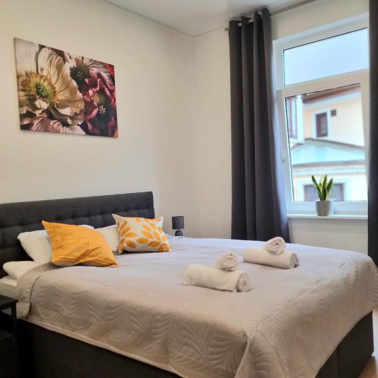 - une chambre avec un grand lit et des serviettes dans l'établissement Ferienwohnung in Achim Zentrum, à Achim