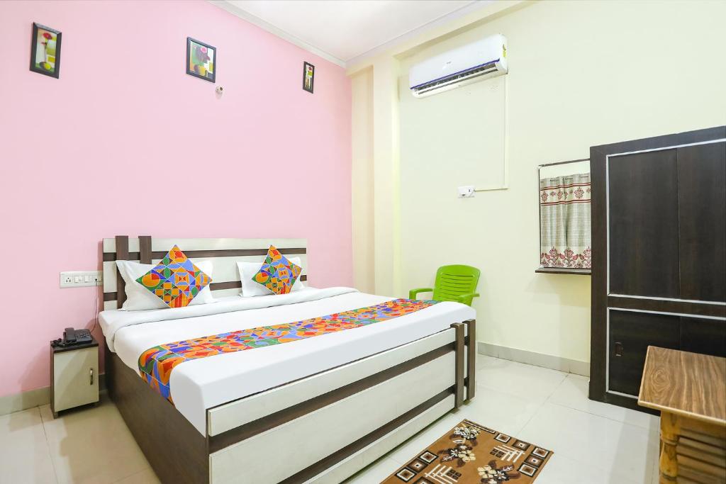 Кровать или кровати в номере FabExpress Maa Vaishno Palace