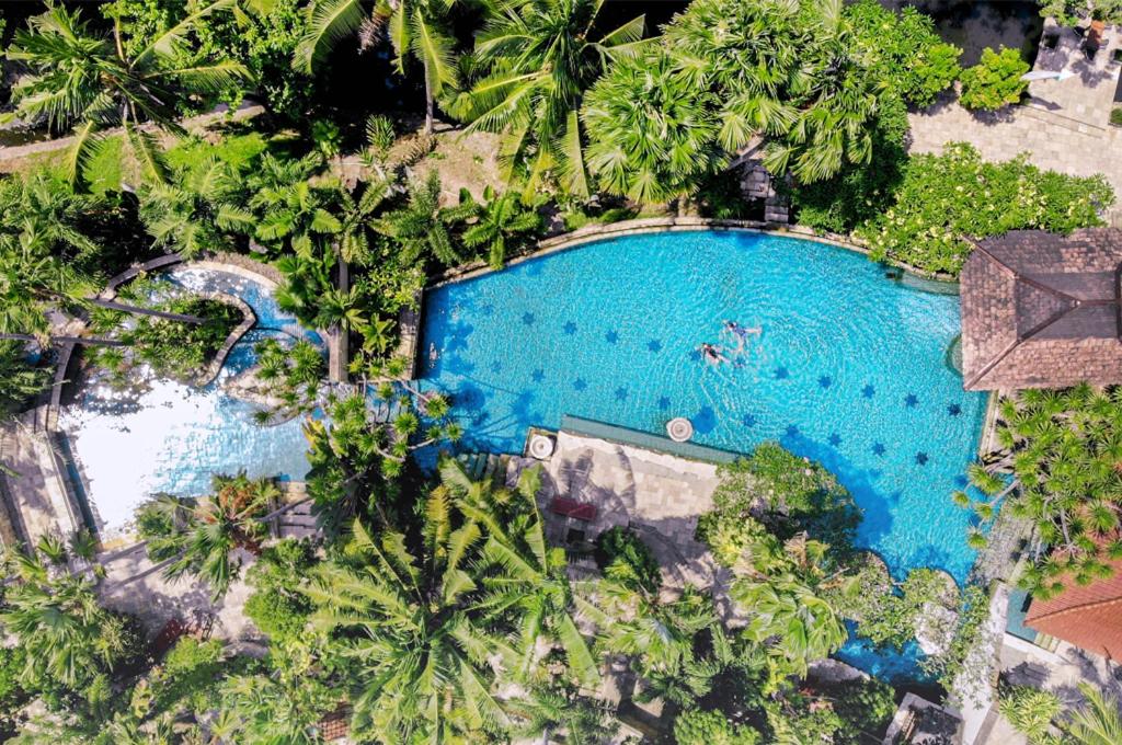 una vista aérea de una piscina en un complejo en Lorin Solo Hotel, en Solo