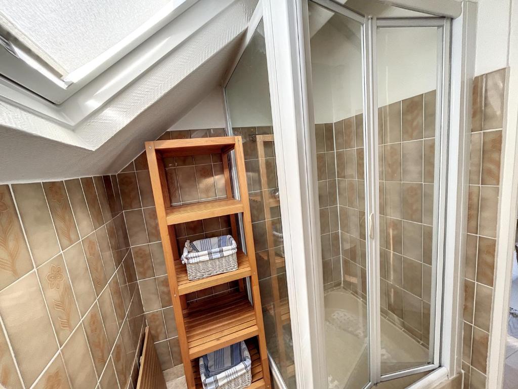 a shower with a wooden shelf in a bathroom at Maison Saint-Pair-sur-Mer, 5 pièces, 8 personnes - FR-1-361-56 in Saint-Pair-sur-Mer