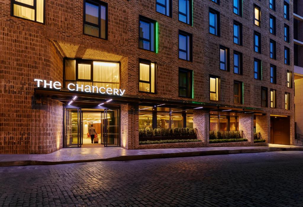 una fachada de un edificio de ladrillo con el signo de cereza en The Chancery Hotel en Dublín