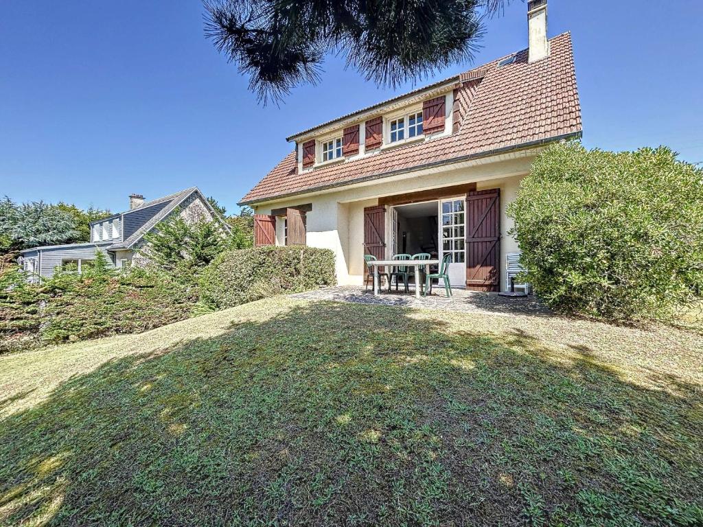 Vonkajšia záhrada v ubytovaní Maison avec Terrasse à 100m de la Plage, Jardin Clos, 3 Chambres, Proche Mont Saint-Michel - FR-1-361-457
