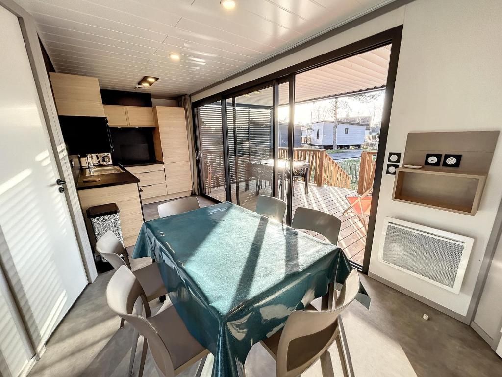 Kuchyňa alebo kuchynka v ubytovaní Chalet de standing 6 pers - Piscine chauffée - Proche plage - WIFI - Parking - Terrasse privée - FR-1-361-476