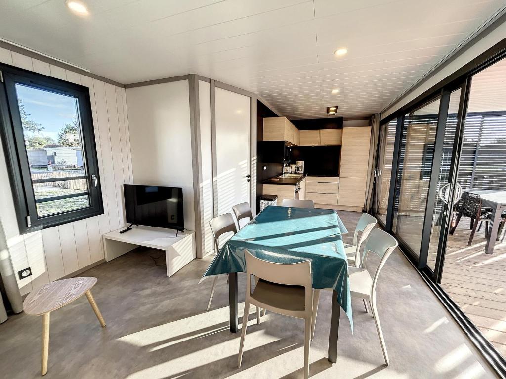 Posedenie v ubytovaní Chalet de standing 6 pers - Piscine chauffée - Proche plage - WIFI - Parking - Terrasse privée - FR-1-361-476