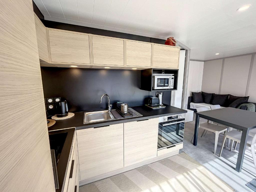 Kuchyňa alebo kuchynka v ubytovaní Chalet 4 pers avec piscine chauffée, terrasse privative, à 2 pas de la plage et commerces - FR-1-361-467