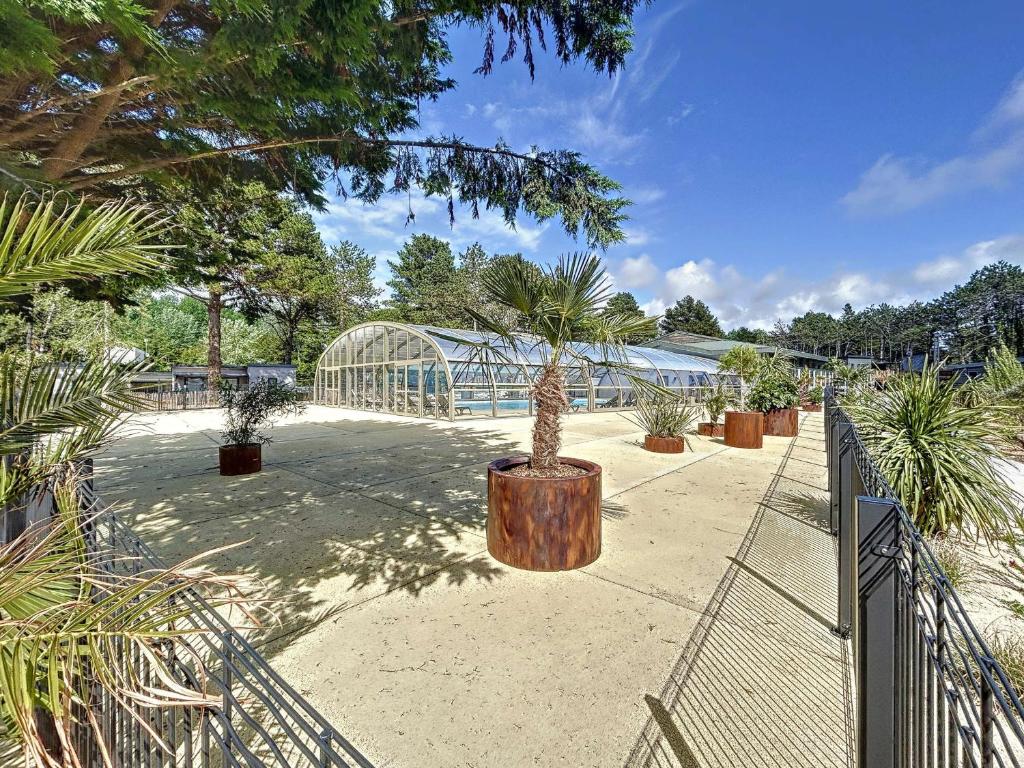 Vonkajšia záhrada v ubytovaní Chalet 4 pers avec piscine chauffée, terrasse privative, à 2 pas de la plage et commerces - FR-1-361-467