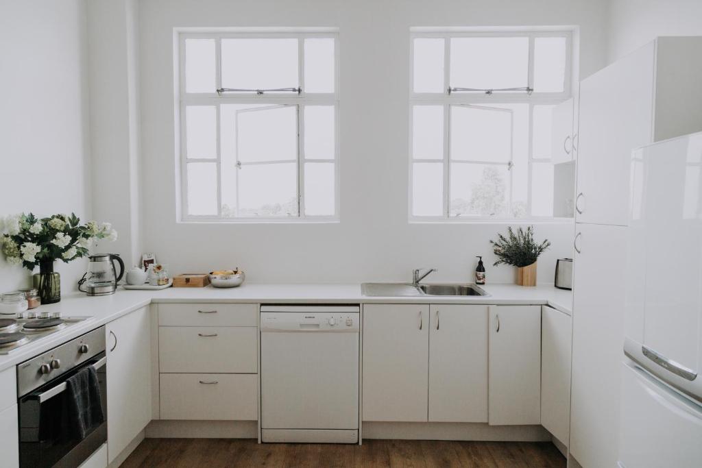 Kuchyň nebo kuchyňský kout v ubytování Postmasters Apartment Motueka