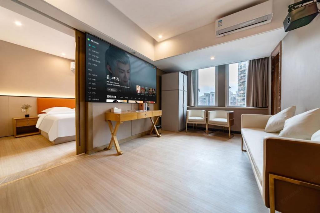 una camera con letto e TV a schermo piatto di Mito Serviced Apartment a Canton