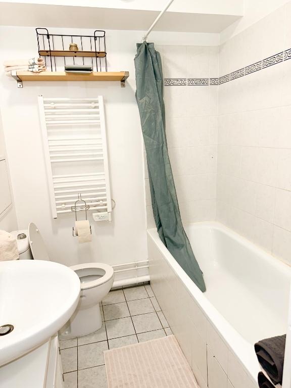 y baño con aseo, bañera y lavamanos. en « Le Cosy » Cergy le Haut RER A, en Cergy