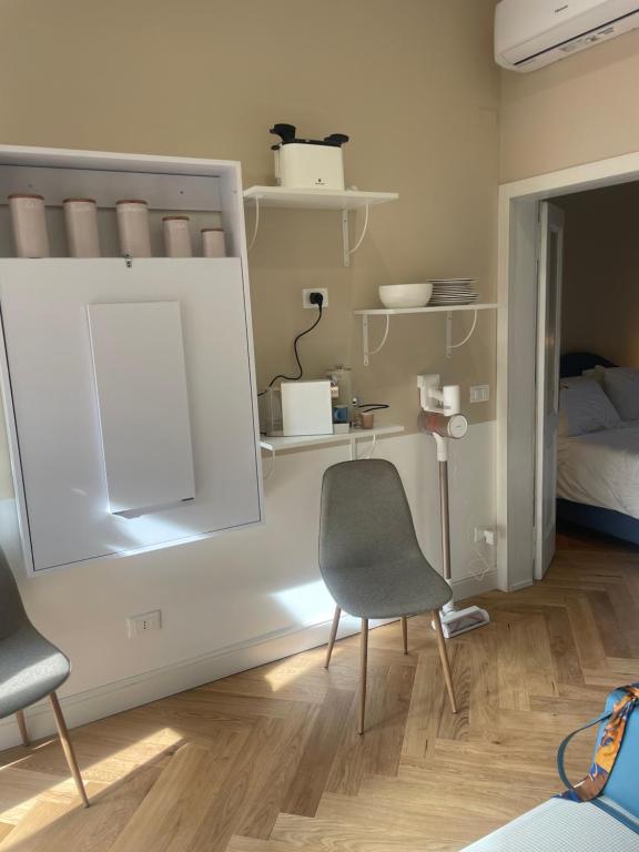 una stanza con due sedie, uno specchio e un letto di Un piccolo rifugio d’élite a Bergamo