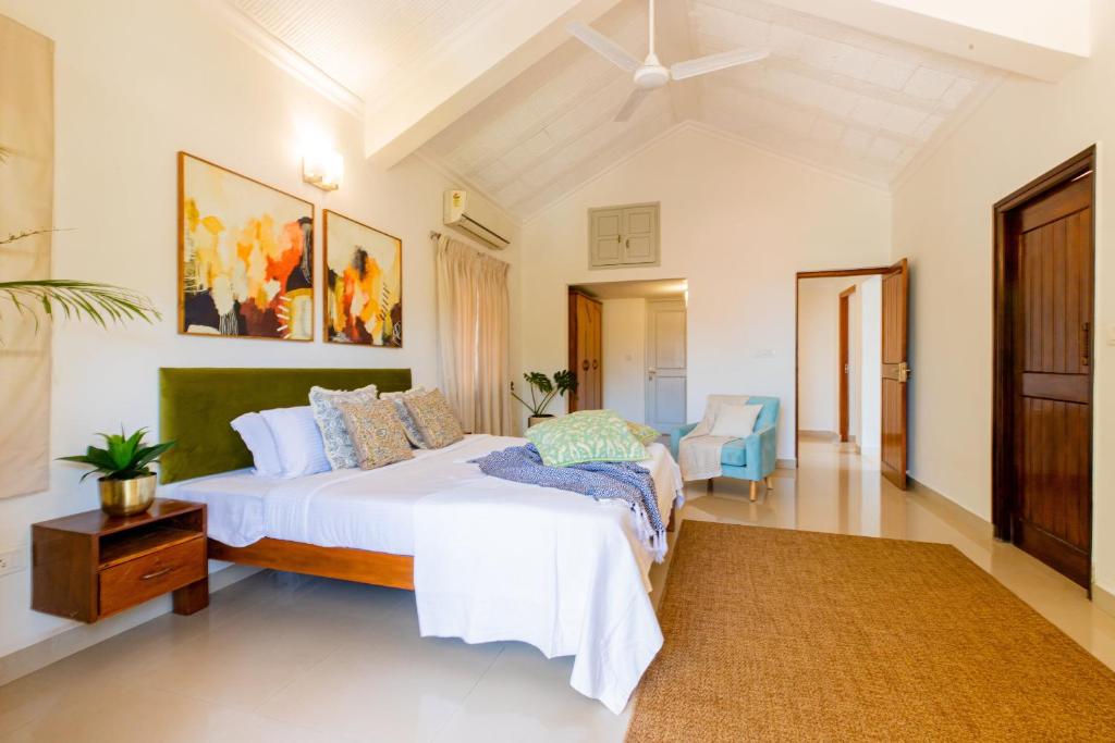 Кровать или кровати в номере Aguada Anchorage - The Villa Resort, Candolim