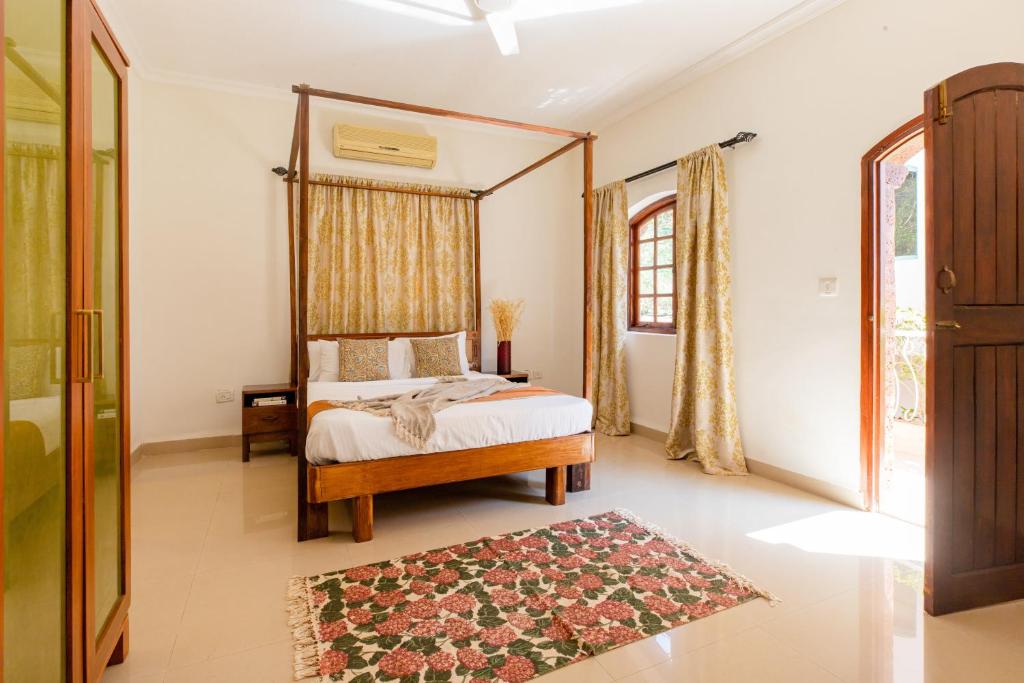 Кровать или кровати в номере Aguada Anchorage - The Villa Resort, Candolim
