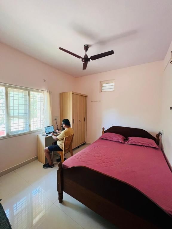 Postel nebo postele na pokoji v ubytování Prakruti Home stay