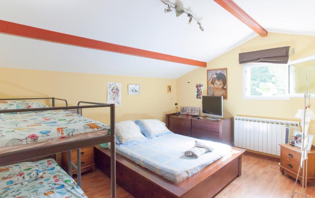 a bedroom with two bunk beds and a desk at Coquette chambre personnalisée chez l habitant in Saint-André-de-Seignanx