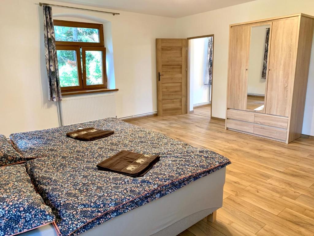 ein Zimmer mit einem Bett mit zwei Platten darauf in der Unterkunft Folwark Sudecki in Marciszów