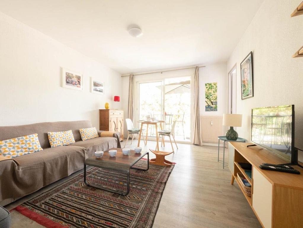 sala de estar con sofá y mesa en Confortable, lumineux et agréable T3, en Montpellier