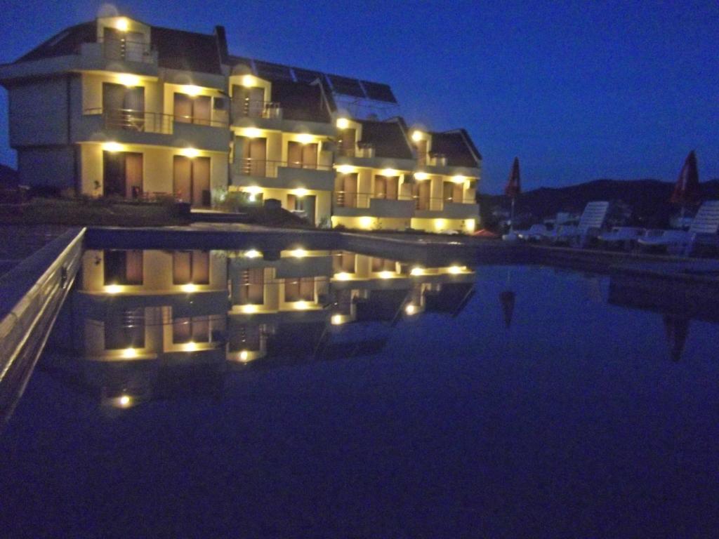Výhled na řeku, která protéká v blízkosti hotelu