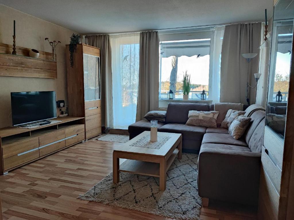 een woonkamer met een bank en een tv bij Ferienwohnung Wallner Rosi in Sankt Englmar
