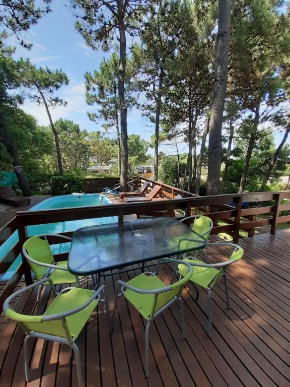 a patio with a table and chairs on a deck at Refugio costero in Pinamar