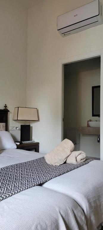 Postel nebo postele na pokoji v ubytování Palacio de los Angulo casa histórica en el centro de Córdoba