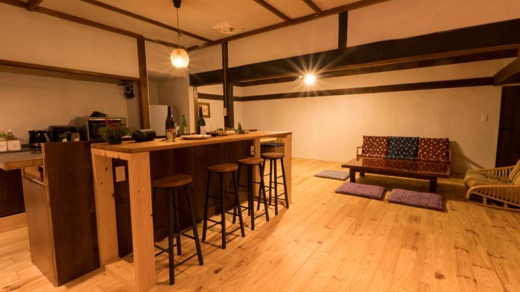 Bathhouse Kasumi - Vacation STAY 25233v في إينا: مطبخ مع بار مع المقاعد في الغرفة