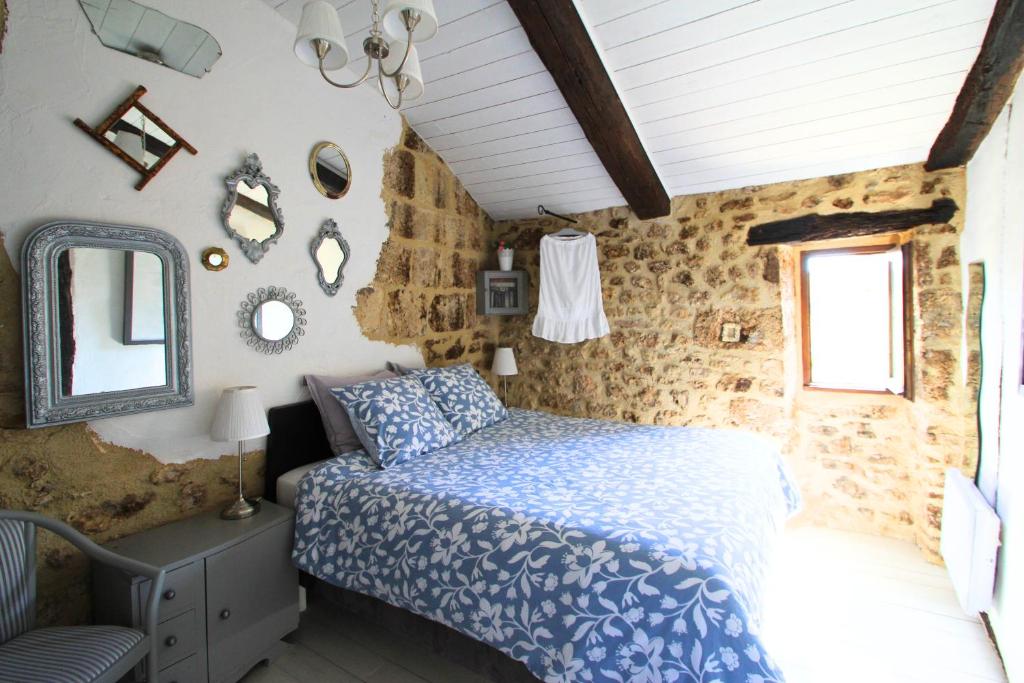ein Schlafzimmer in einem winzigen Haus mit einem Bett in der Unterkunft Ancienne maison en pierre au coeur du village in Usclas-lʼHérault