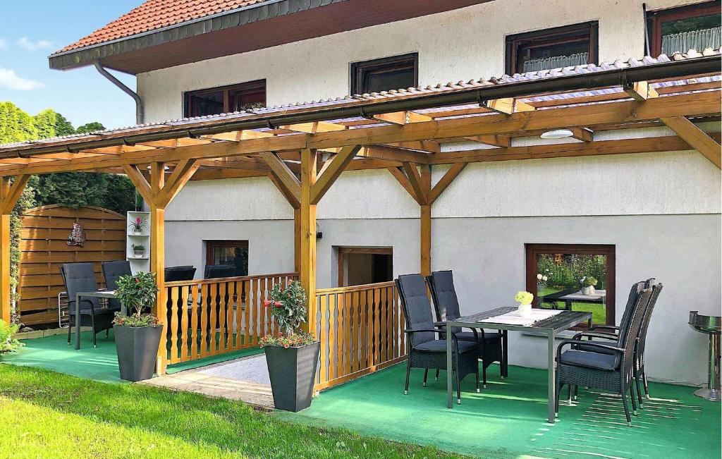 pérgola de madera en un patio con mesa y sillas en Beautiful Apartment In Petersdorf With Kitchen, en Petersdorf