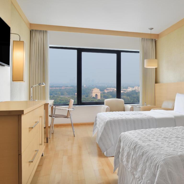 Postel nebo postele na pokoji v ubytování Le Meridien New Delhi