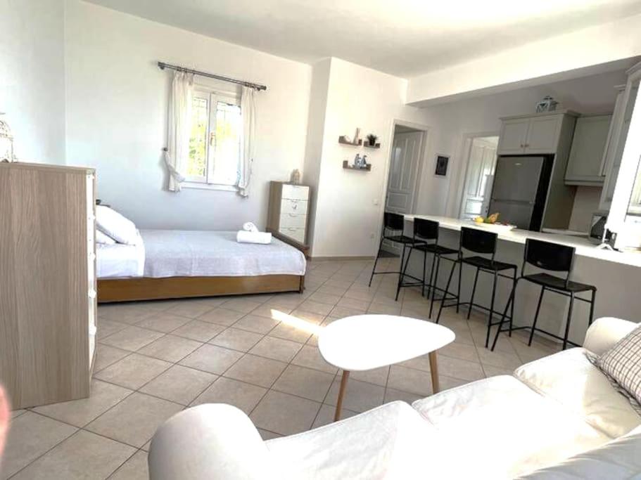Posteľ alebo postele v izbe v ubytovaní Beachfront-Santa Marina Vacation Home