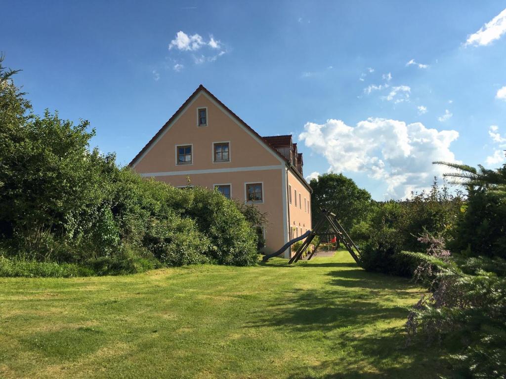 una casa con un gran patio con parque infantil en Spacious Apartment with Sauna in Schonsee en Dietersdorf