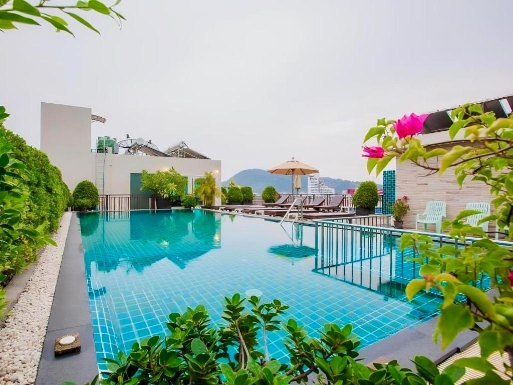 Bazén v ubytování 77 Patong Hotel & Spa nebo v jeho okolí