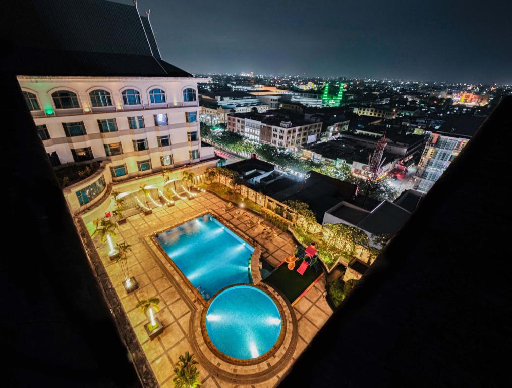 Bazén v ubytování Grand Jatra Hotel Pekanbaru nebo v jeho okolí