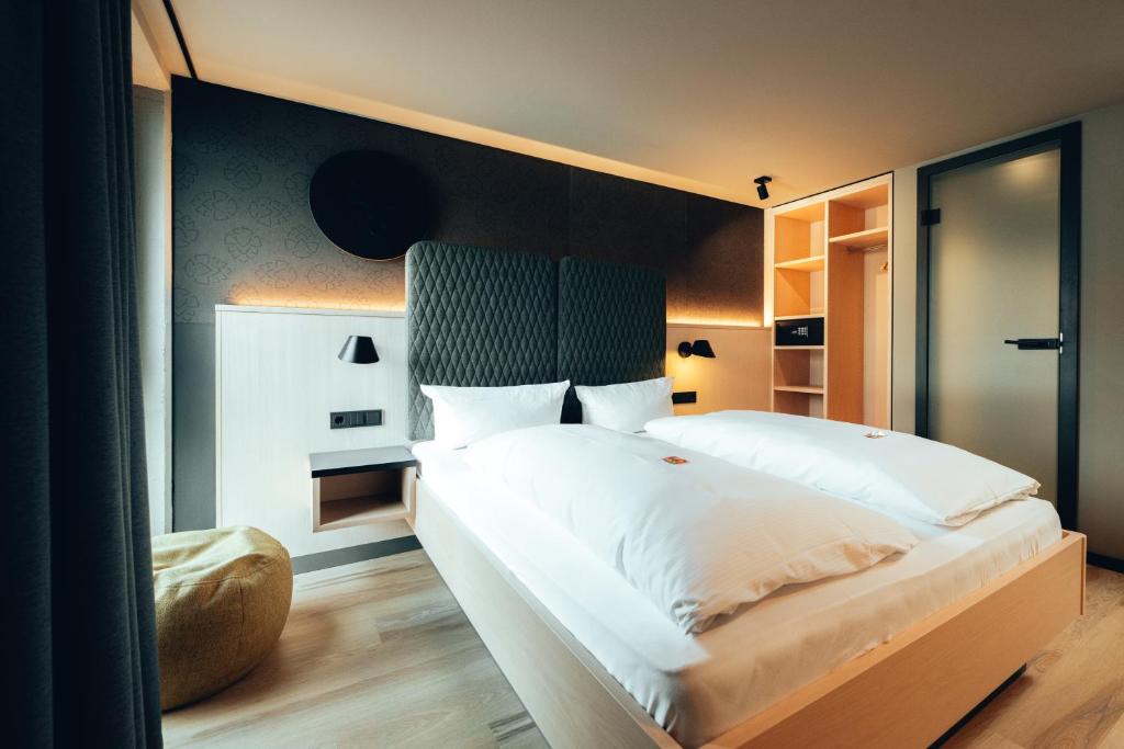 Postel nebo postele na pokoji v ubytování Hotel Zum Goldenen Hirsch