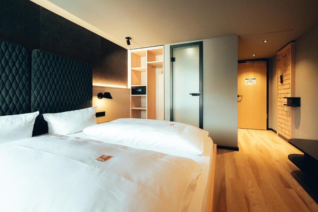 Postel nebo postele na pokoji v ubytování Hotel Zum Goldenen Hirsch