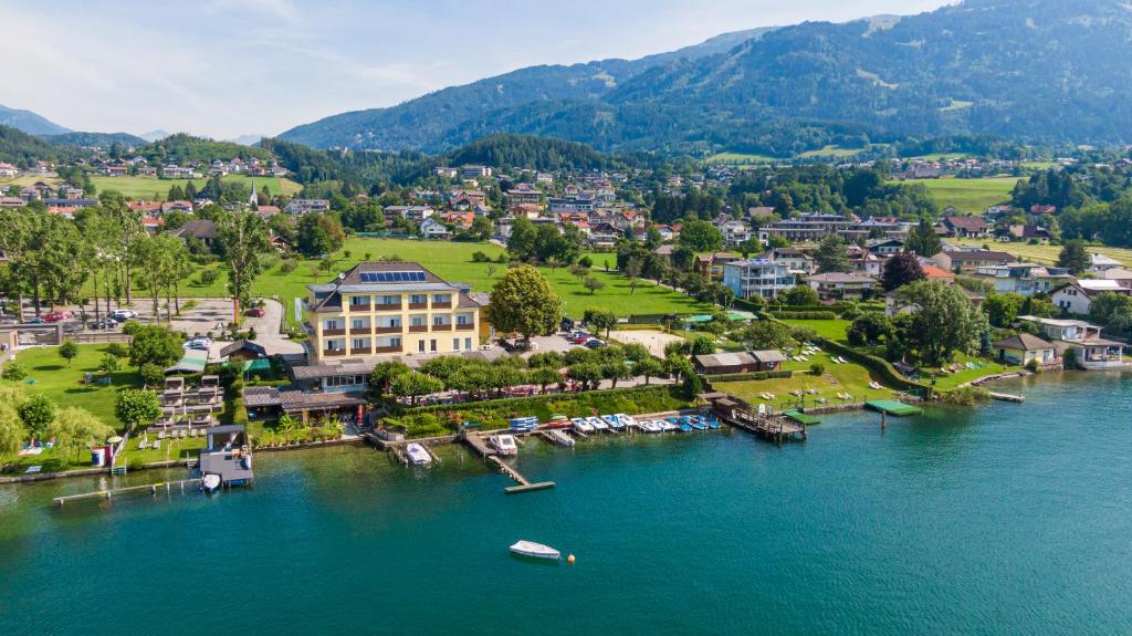 eine Luftansicht einer Stadt neben einem Fluss in der Unterkunft Strandhotel Pichler in Seeboden