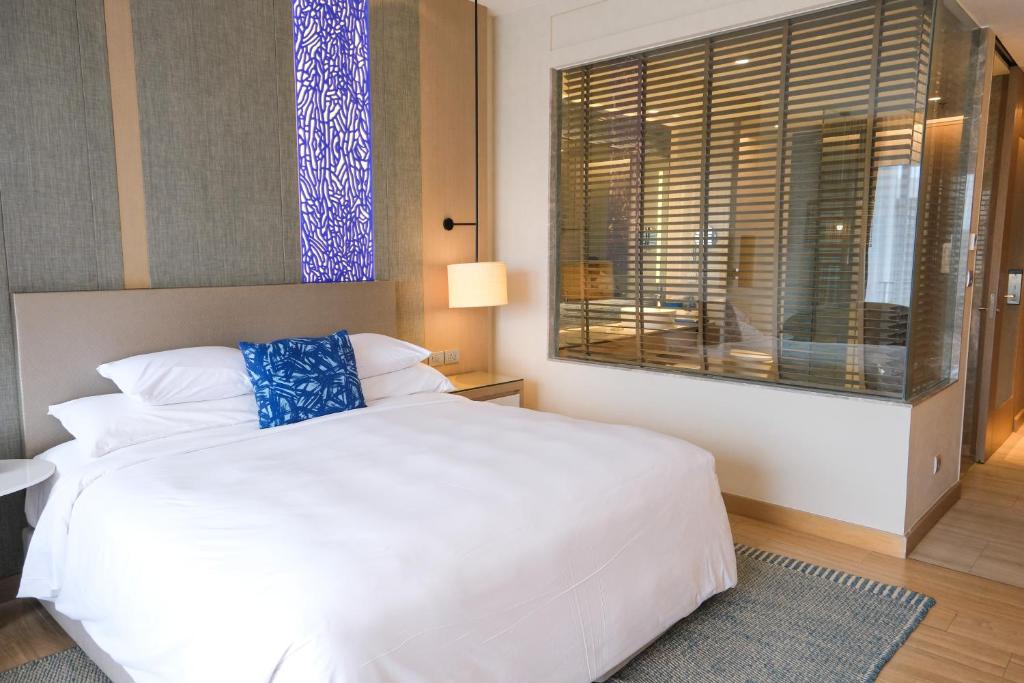 Renaissance Pattaya Resort & Spa - Guest Room Balcony Seaview