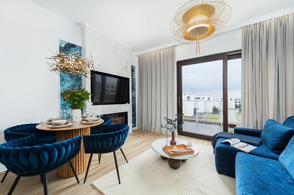 TV a/nebo společenská místnost v ubytování Sol Marina Resort Wyspa Sobieszewska II - LoftAffair Collection