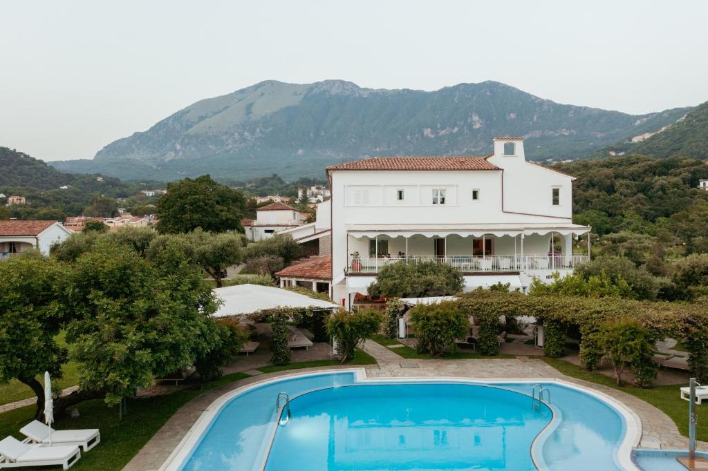 Nespecifikovaný výhled na hory nebo výhled na hory při pohledu z hotelu