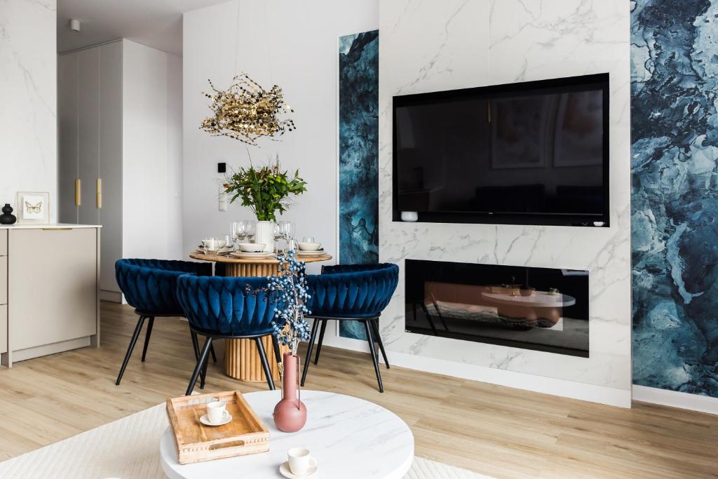 TV a/nebo společenská místnost v ubytování Sol Marina Resort Wyspa Sobieszewska II - LoftAffair Collection